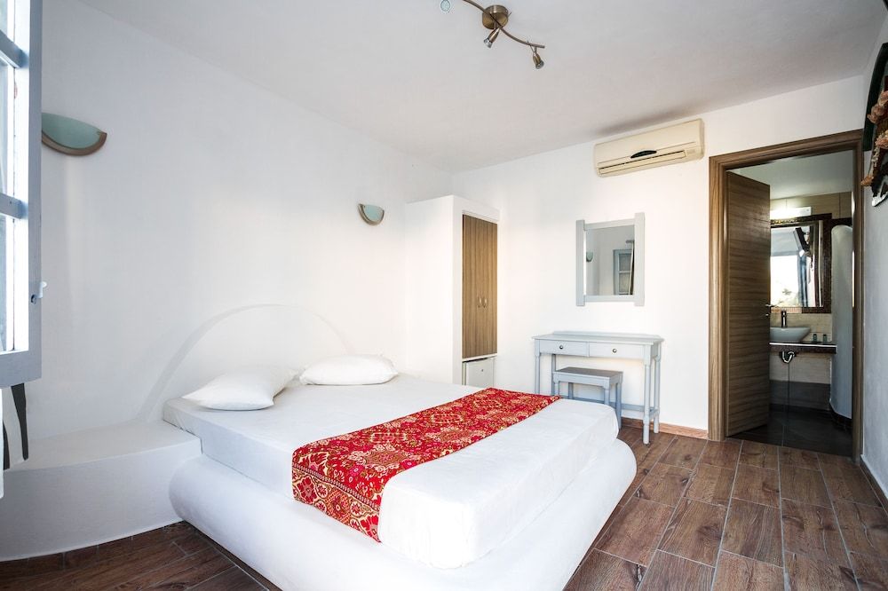 undefined Villa Iliovasilema Santorini 5