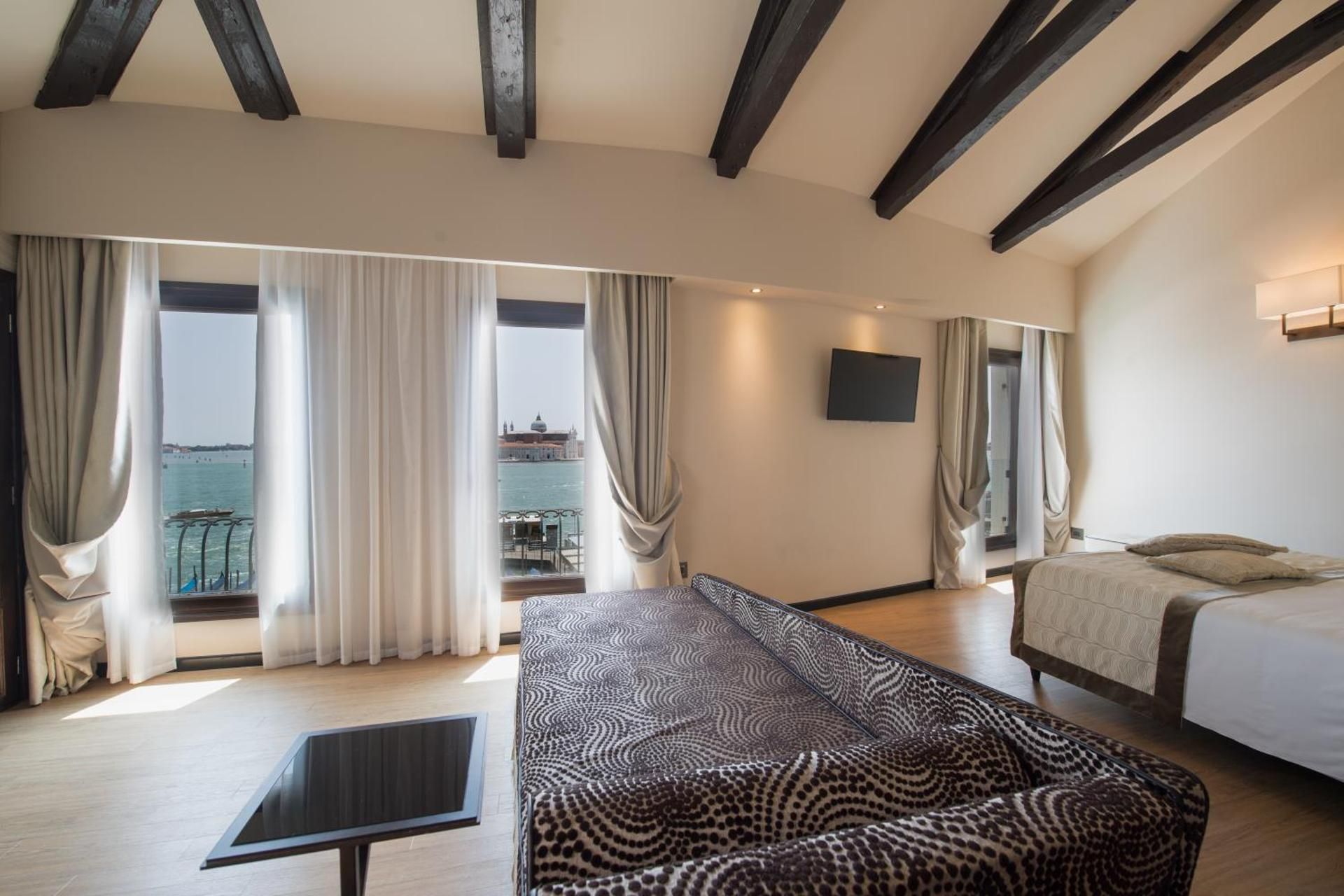 Junior Suite with Lagoon View