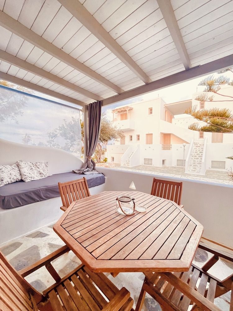 Family Apartment, Lanai