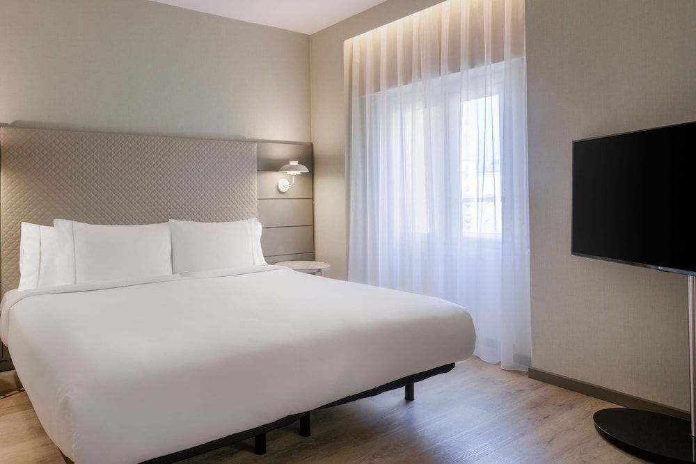 AC Hotel Carlton Madrid by Marriott Standard Room, 1 King Bed, Non Smoking 2