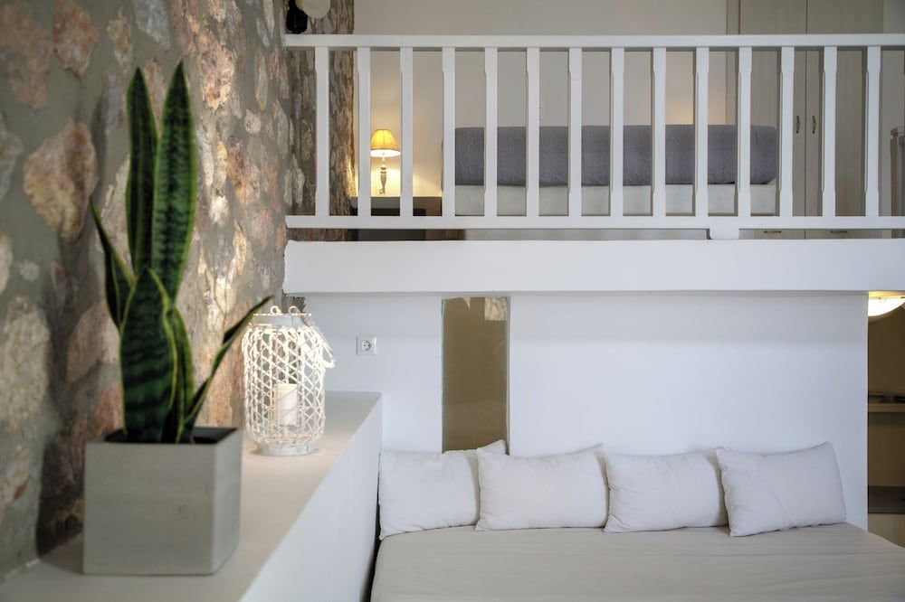 Zatrikion Villas Santorini Suite, Hot Tub, Sea View (Kallisti) 13