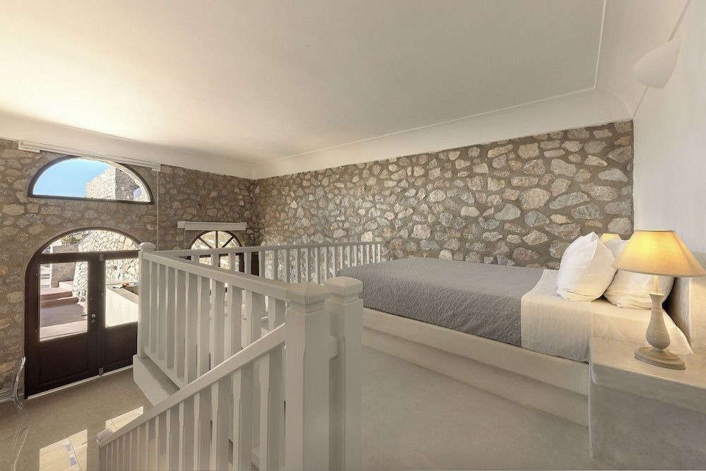 Zatrikion Villas Santorini Suite, Hot Tub, Sea View (Kallisti) 4