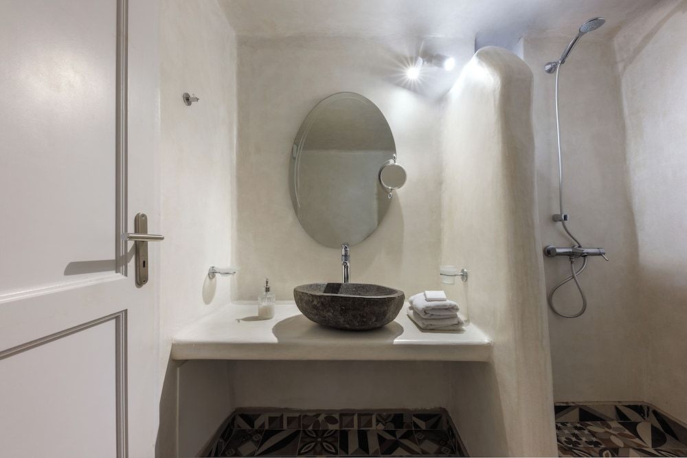 Zatrikion Villas Santorini Suite, Hot Tub, Sea View (Kallisti) 10
