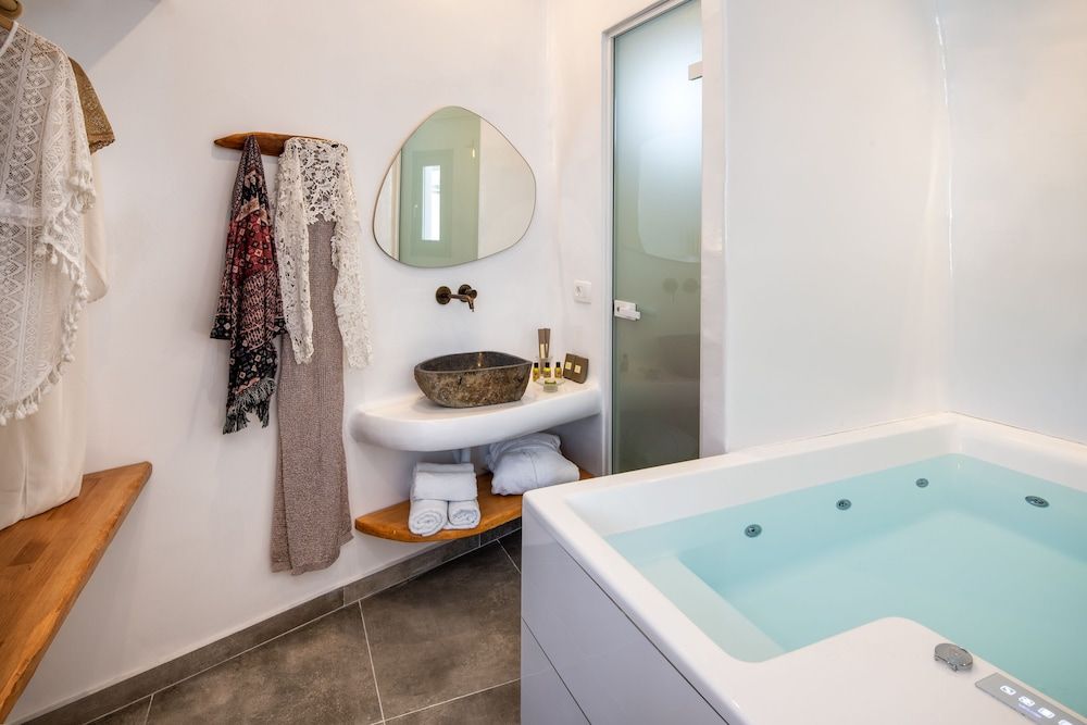 Evgenia Villas & Suites by Calm Collection Cave Hot Tub Suite with Pool View 3