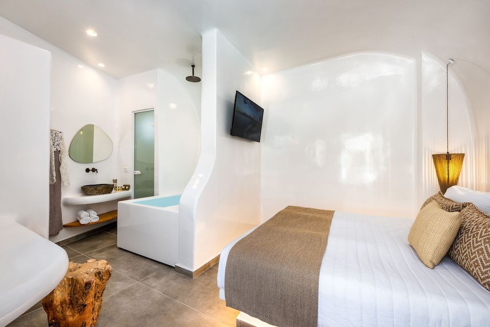 Evgenia Villas & Suites by Calm Collection Cave Hot Tub Suite with Pool View 2