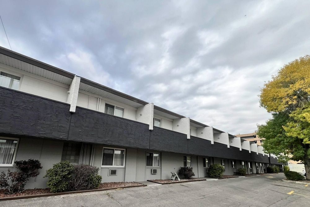 undefined Econo Lodge Motel Village 8