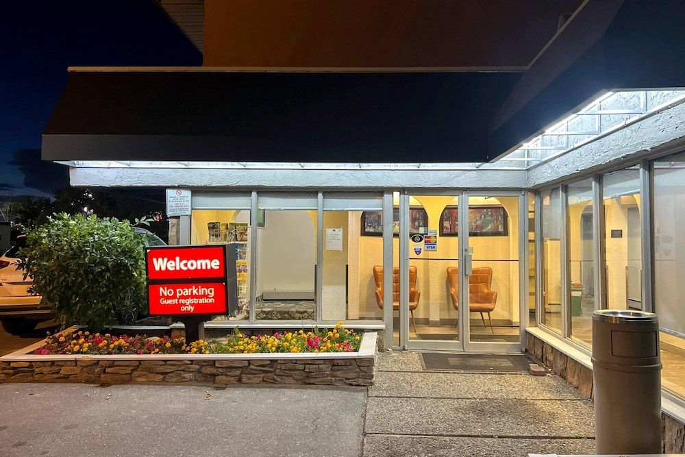 undefined Econo Lodge Motel Village 6