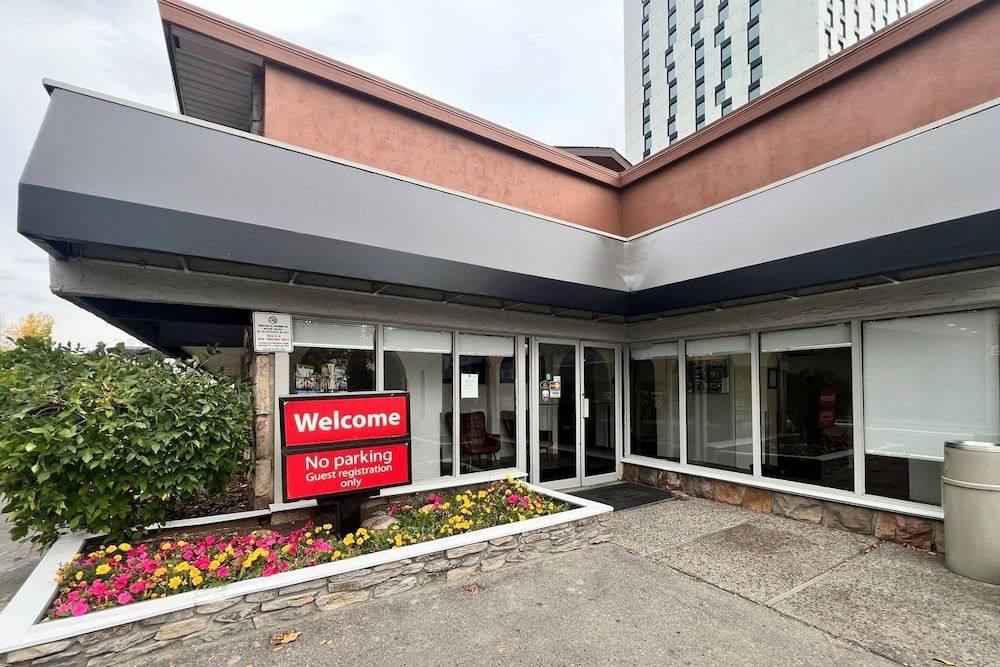 undefined Econo Lodge Motel Village 5