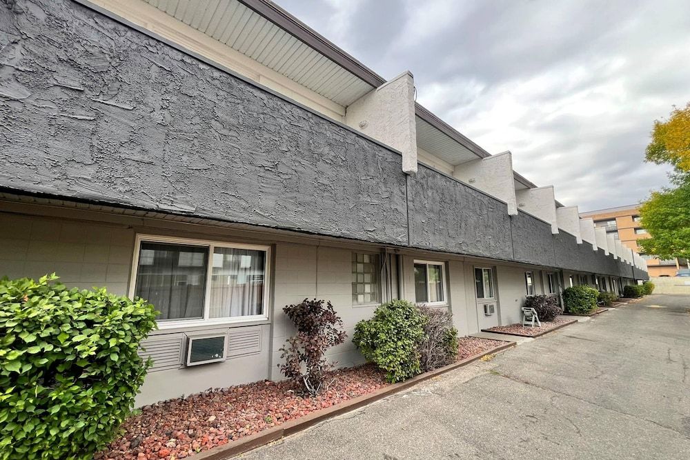 undefined Econo Lodge Motel Village