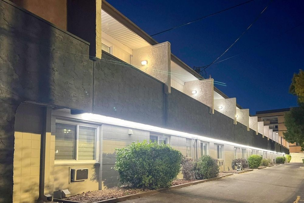 undefined Econo Lodge Motel Village 9