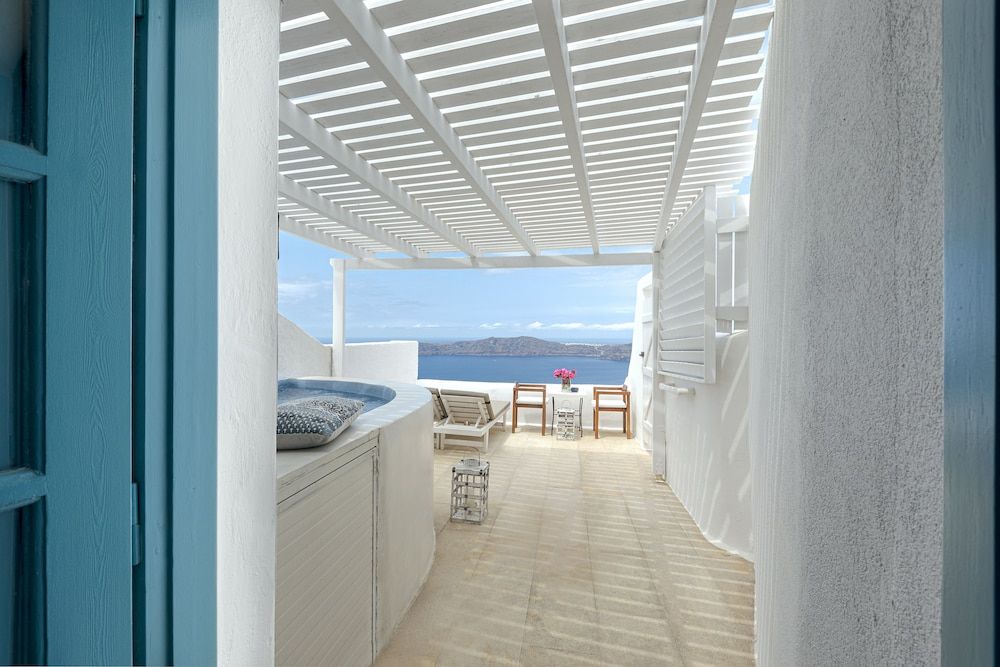Deluxe Studio (Outdoor Hot Tub, Caldera View)
