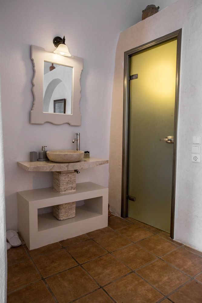 Afroessa Hotel by Pearl Hotel Collection Standard Studio (Caldera View) 4