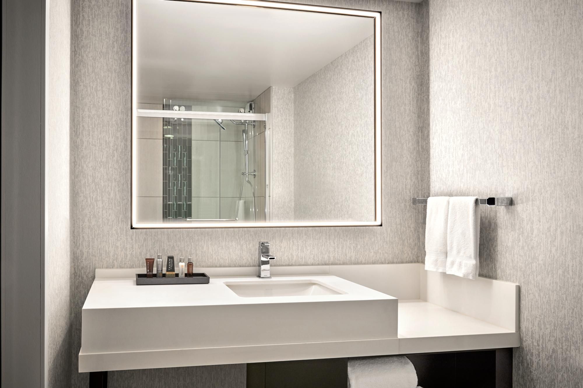 Larger Guest room, 2 Queen, City view, Corner room