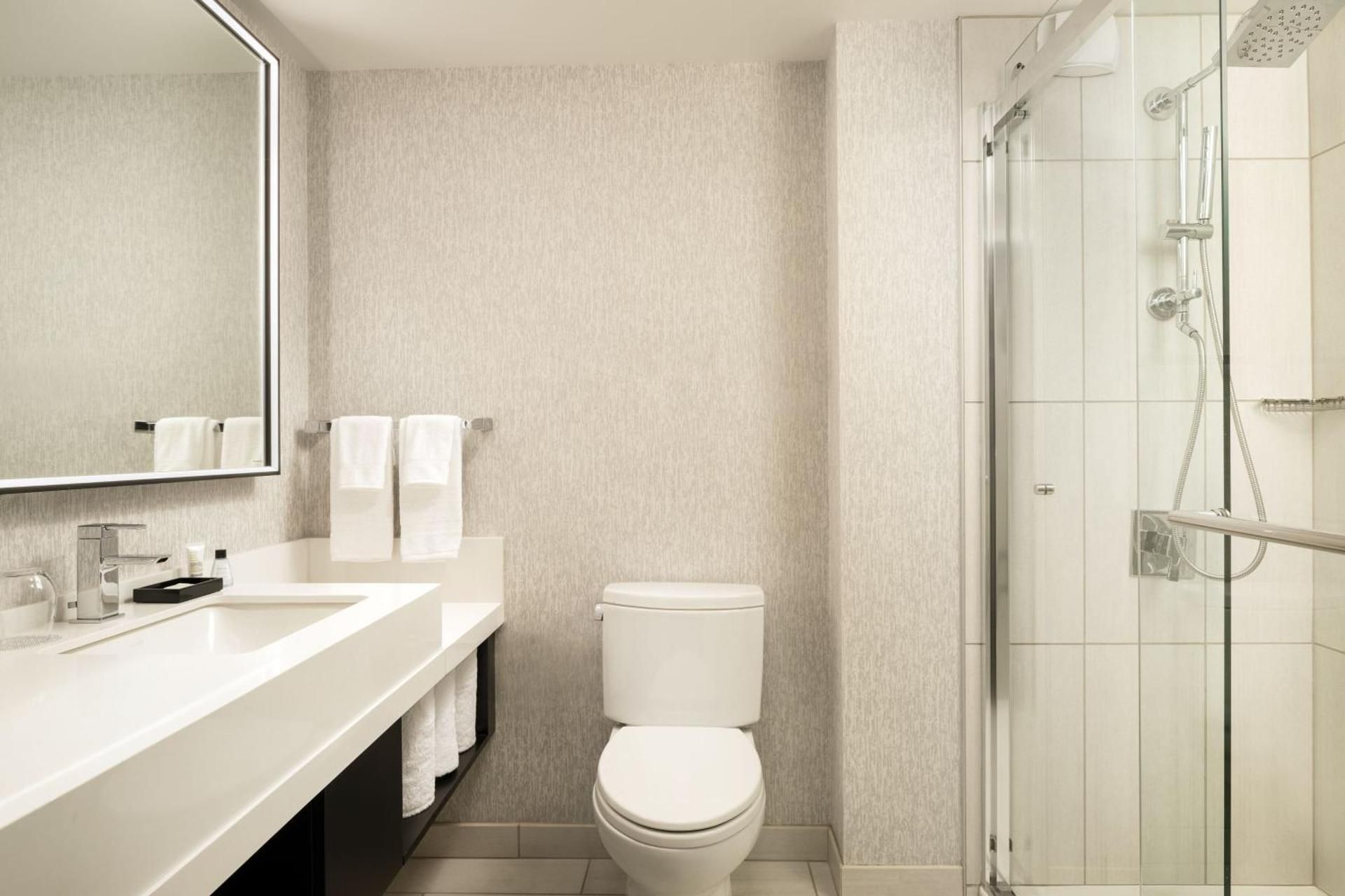 King Room with Adapted Tub - Mobility and Hearing Accessible/Low Floor