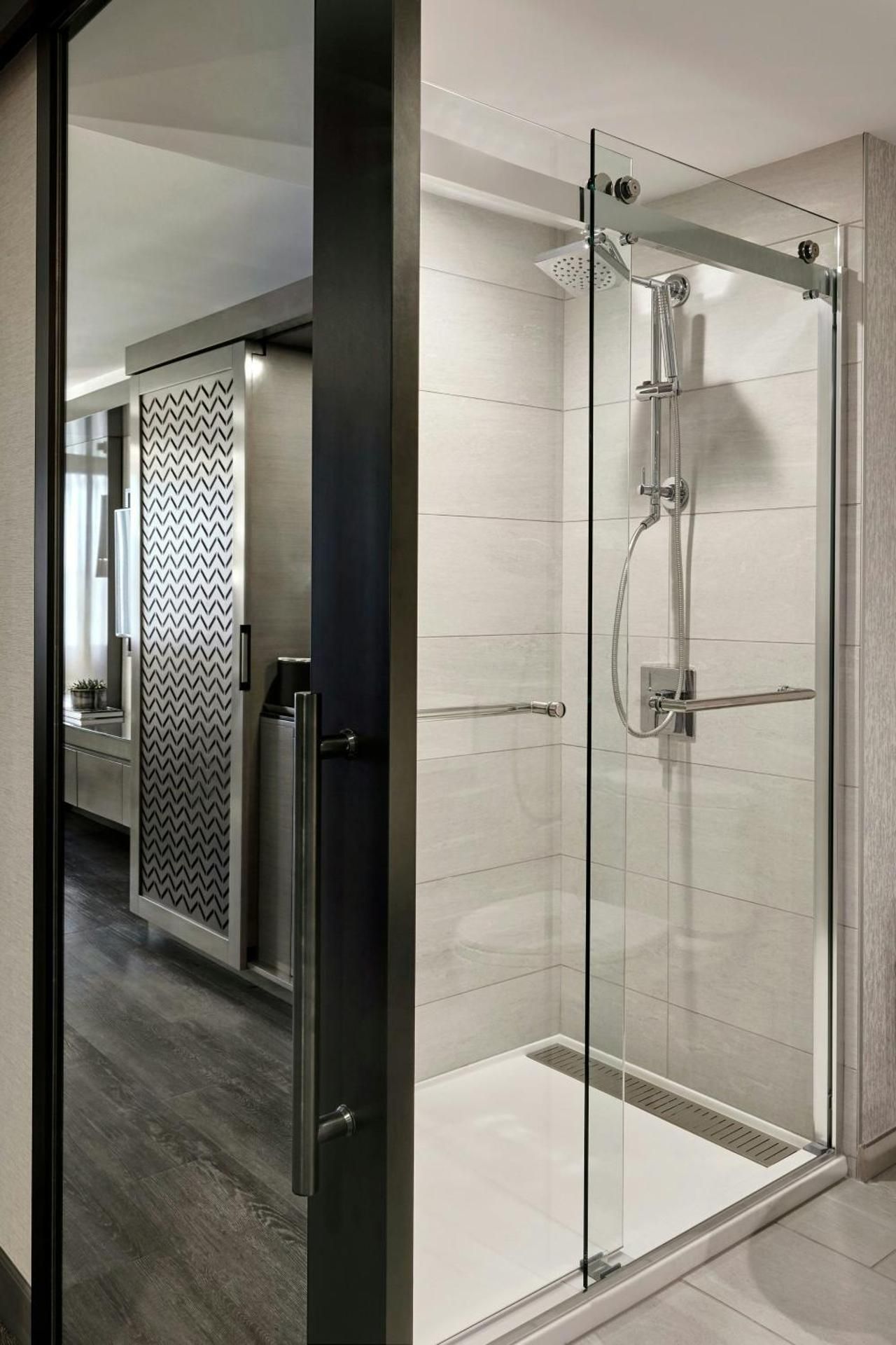 King Room with Adapted Tub - Mobility and Hearing Accessible/Low Floor