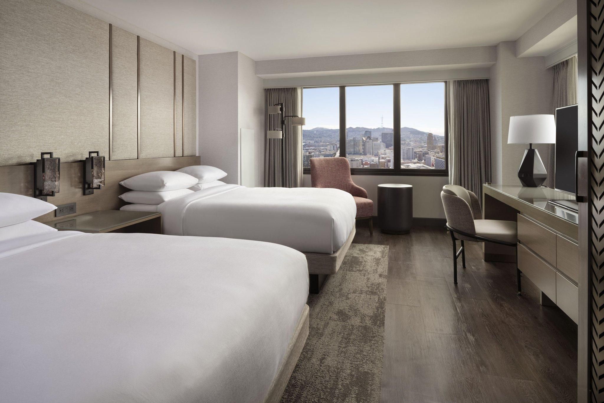 Larger Guest room, 2 Queen, City view, Corner room