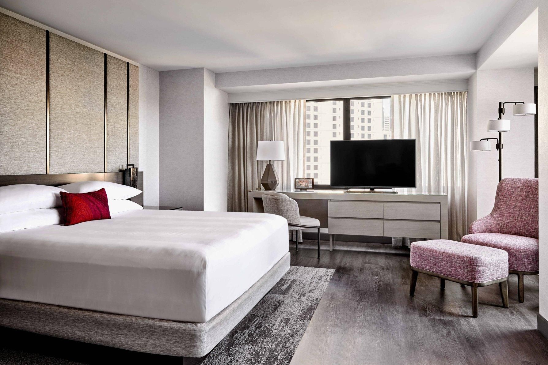 Larger Guest room, 1 King, City view, Corner room