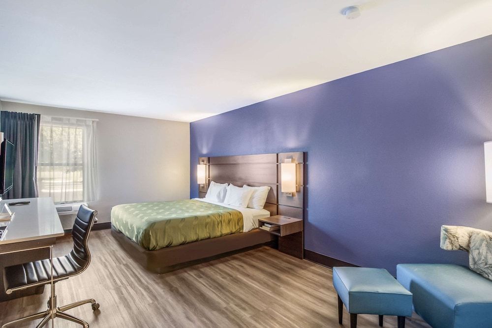 Room, 1 King Bed, Non Smoking, Jetted Tub (Upgraded)