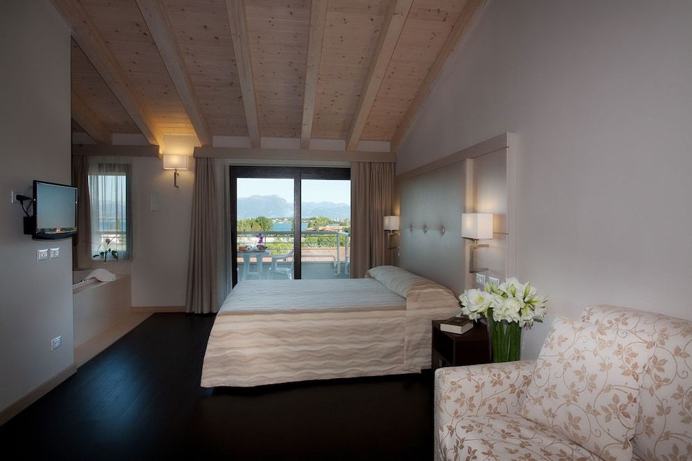 Suite, Lake View