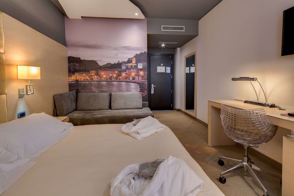 Junior Suite, 1 Queen Bed, Non Smoking (with Single Sofabed)