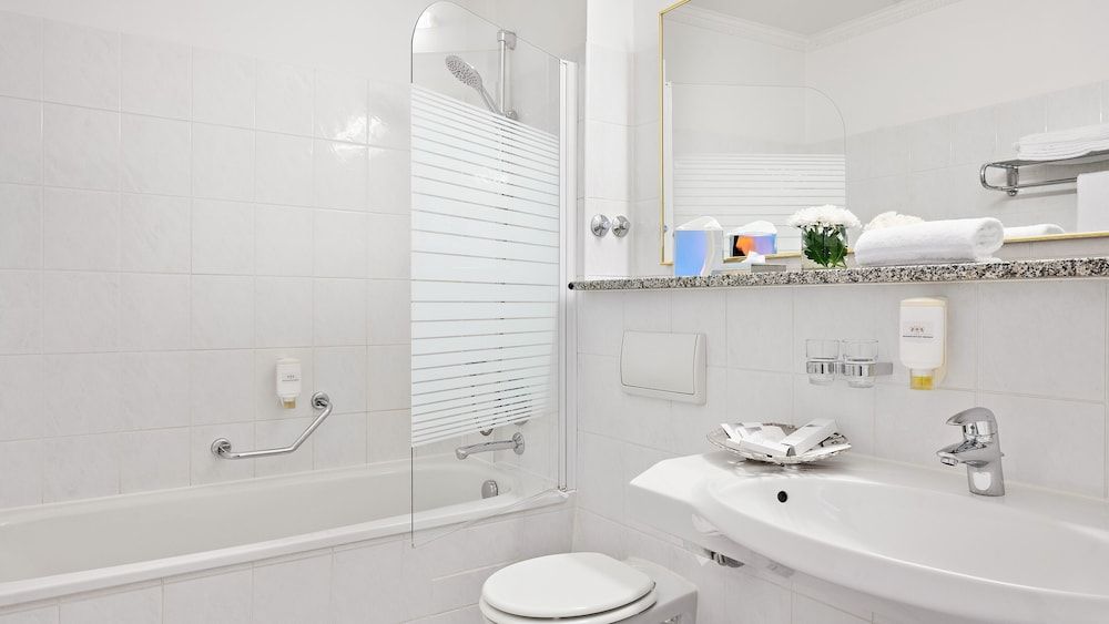 Bayerischer Hof Dresden Standard Room 5