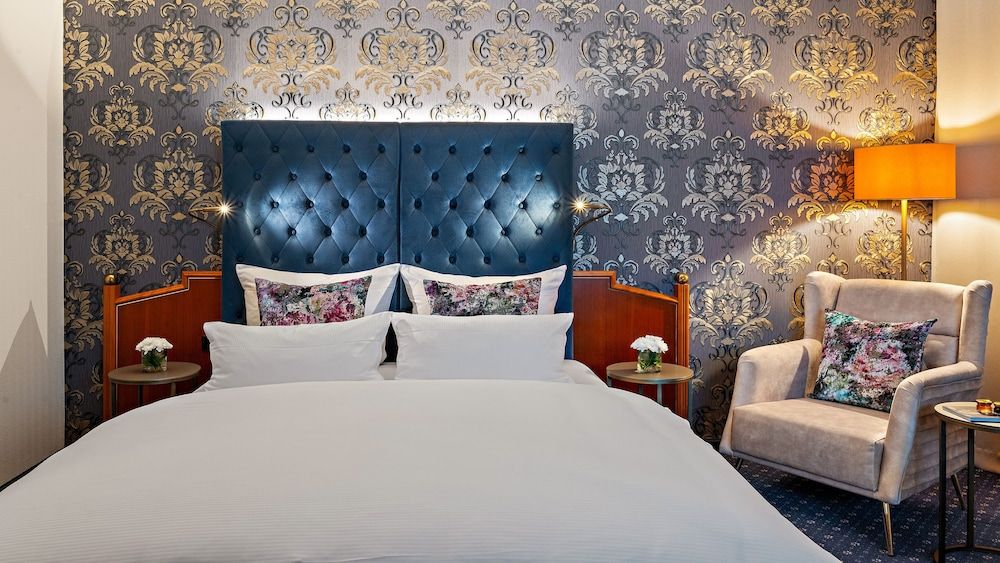 undefined Bayerischer Hof Dresden 2