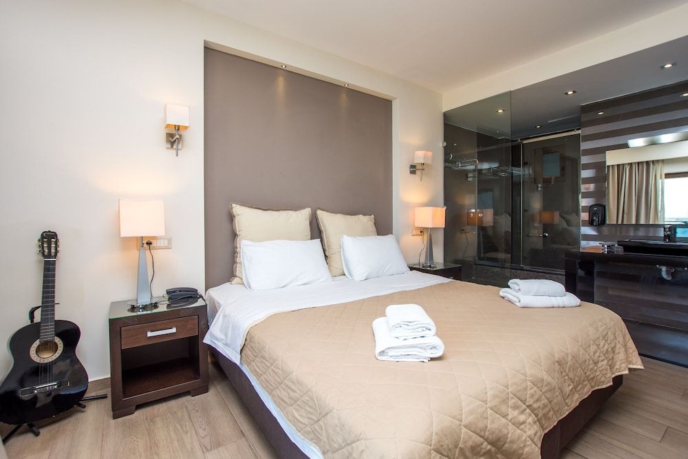 Honeymoon Suite, Sea View