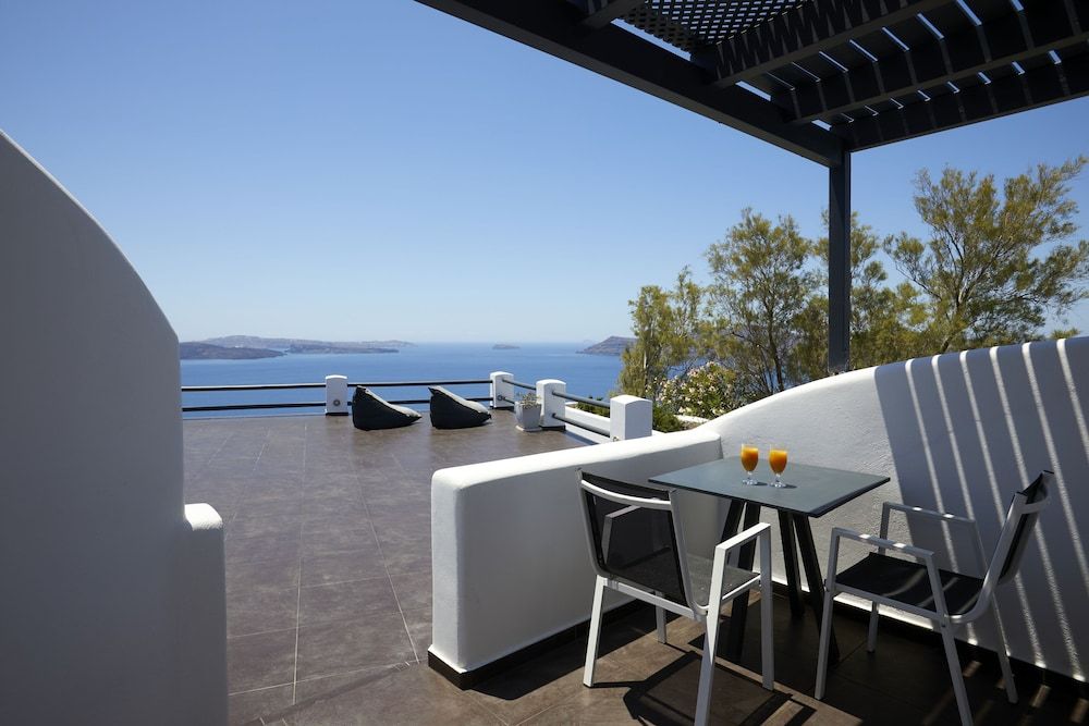 Oia Suites Elegant Suite with outdoor heated private Jacuzzi 8