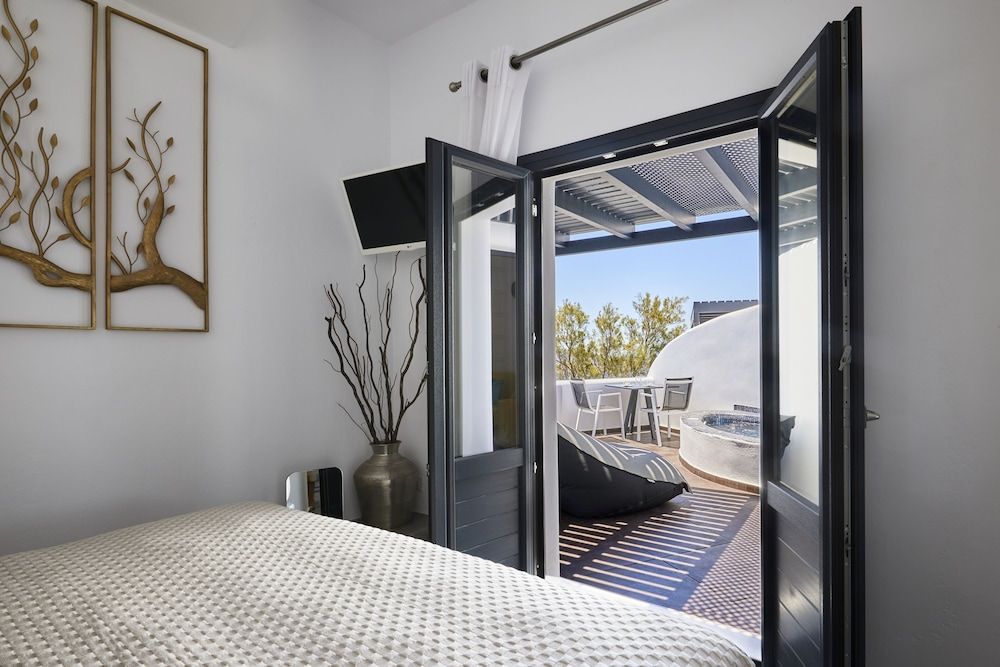 Oia Suites Elegant Suite with outdoor heated private Jacuzzi 6