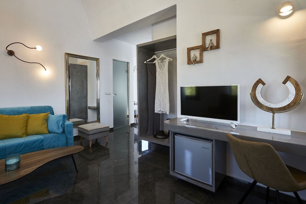 Oia Suites Elegant Suite with outdoor heated private Jacuzzi 16
