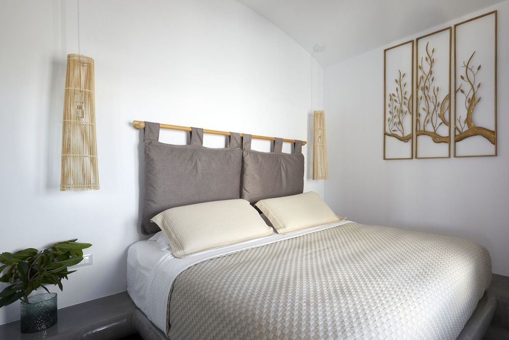 Oia Suites Elegant Suite with outdoor heated private Jacuzzi 5