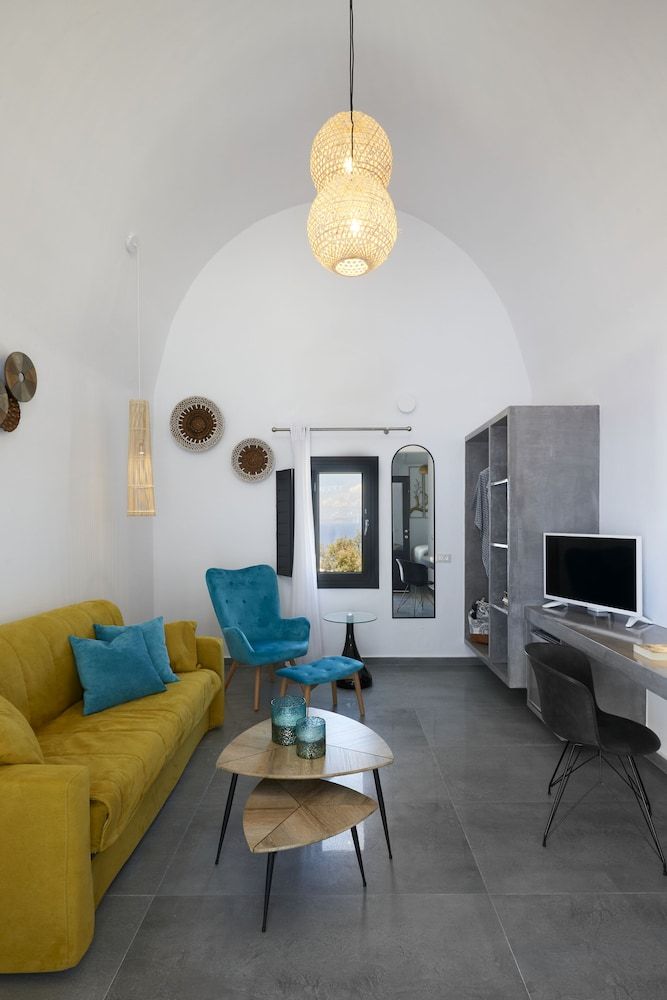 Oia Suites Elegant Suite with outdoor heated private Jacuzzi 17