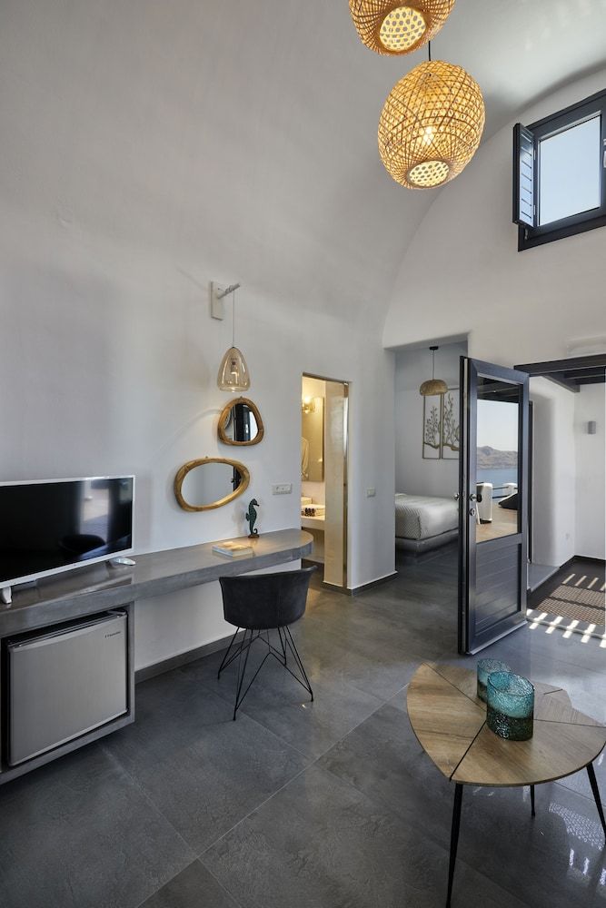 Oia Suites Elegant Suite with outdoor heated private Jacuzzi 18