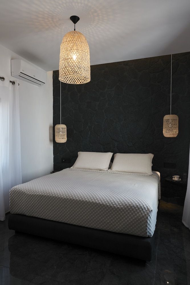 Oia Suites Elegant Suite with outdoor heated private Jacuzzi