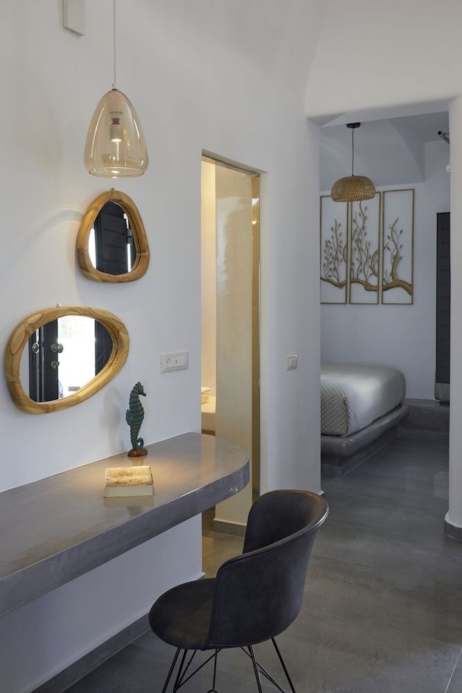 Oia Suites Elegant Suite with outdoor heated private Jacuzzi 14