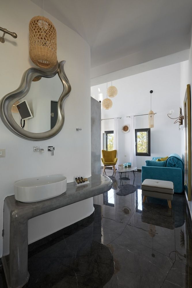 Oia Suites Elegant Suite with outdoor heated private Jacuzzi 10