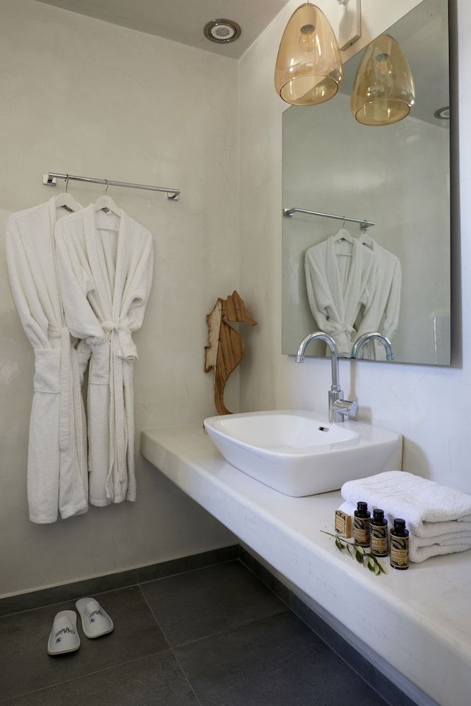 Oia Suites Elegant Suite with outdoor heated private Jacuzzi 12