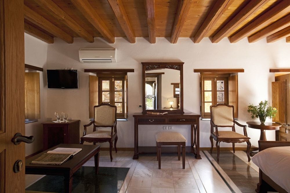 Likinia Hotel Deluxe Triple Room 3