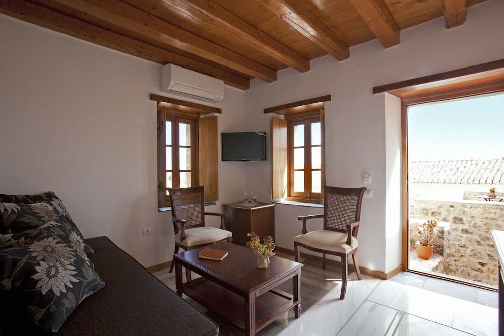 Likinia Hotel Deluxe Triple Room 4