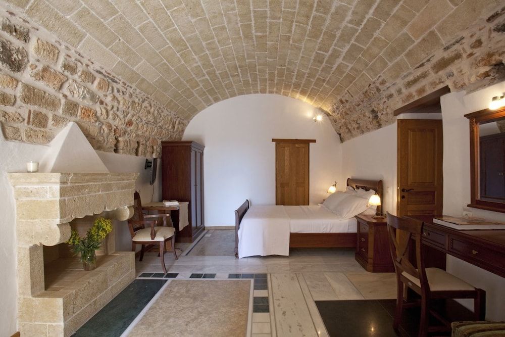 Likinia Hotel Deluxe Triple Room 7