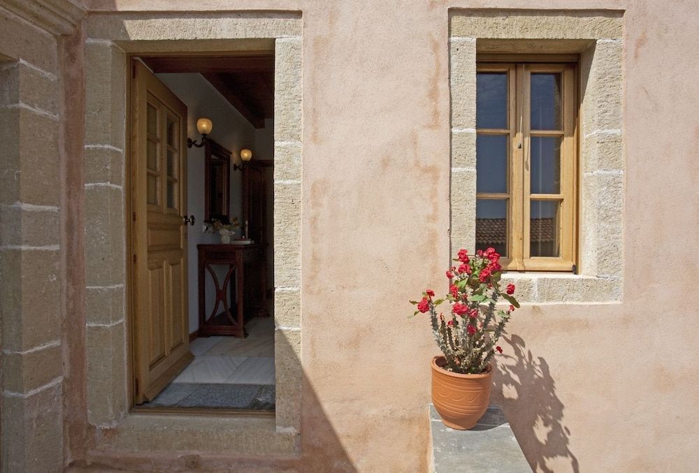 Likinia Hotel Deluxe Triple Room 5