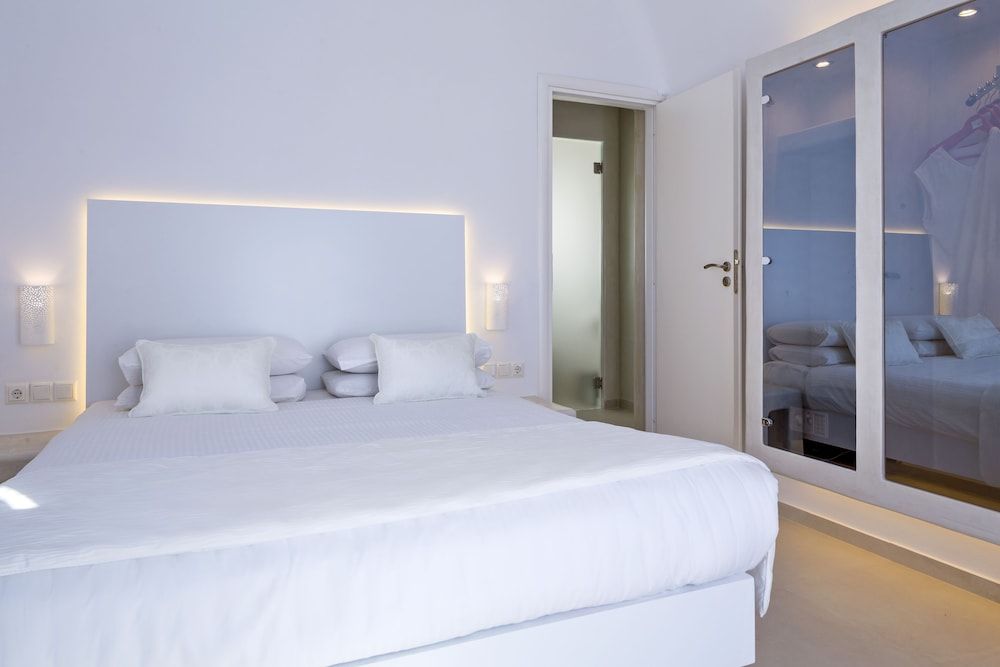 undefined Art Hotel Santorini 10