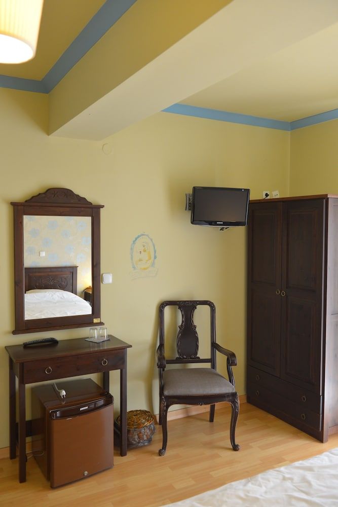 Guesthouse Vissinokipos Double Room, Lake View 9