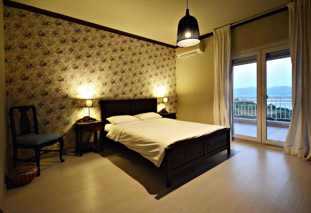 Guesthouse Vissinokipos Double Room, Lake View 4