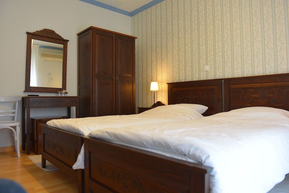 Guesthouse Vissinokipos Basic Twin Room 3