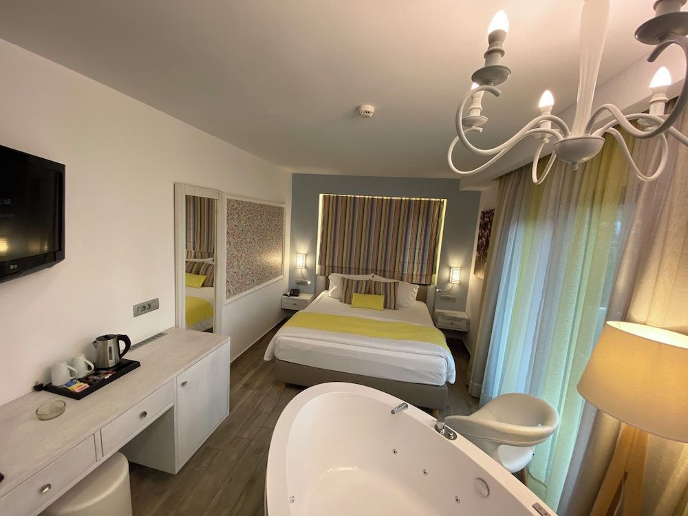 Honeymoon Suite with Jacuzzi Sea View