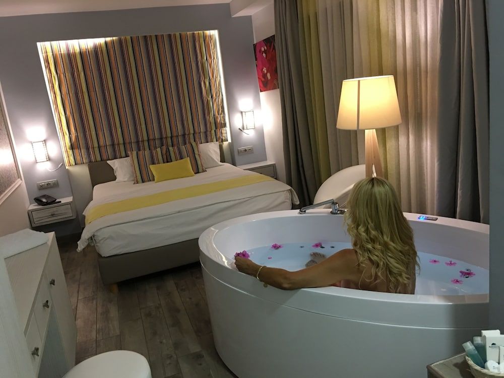 Honeymoon Suite with Jacuzzi Sea View