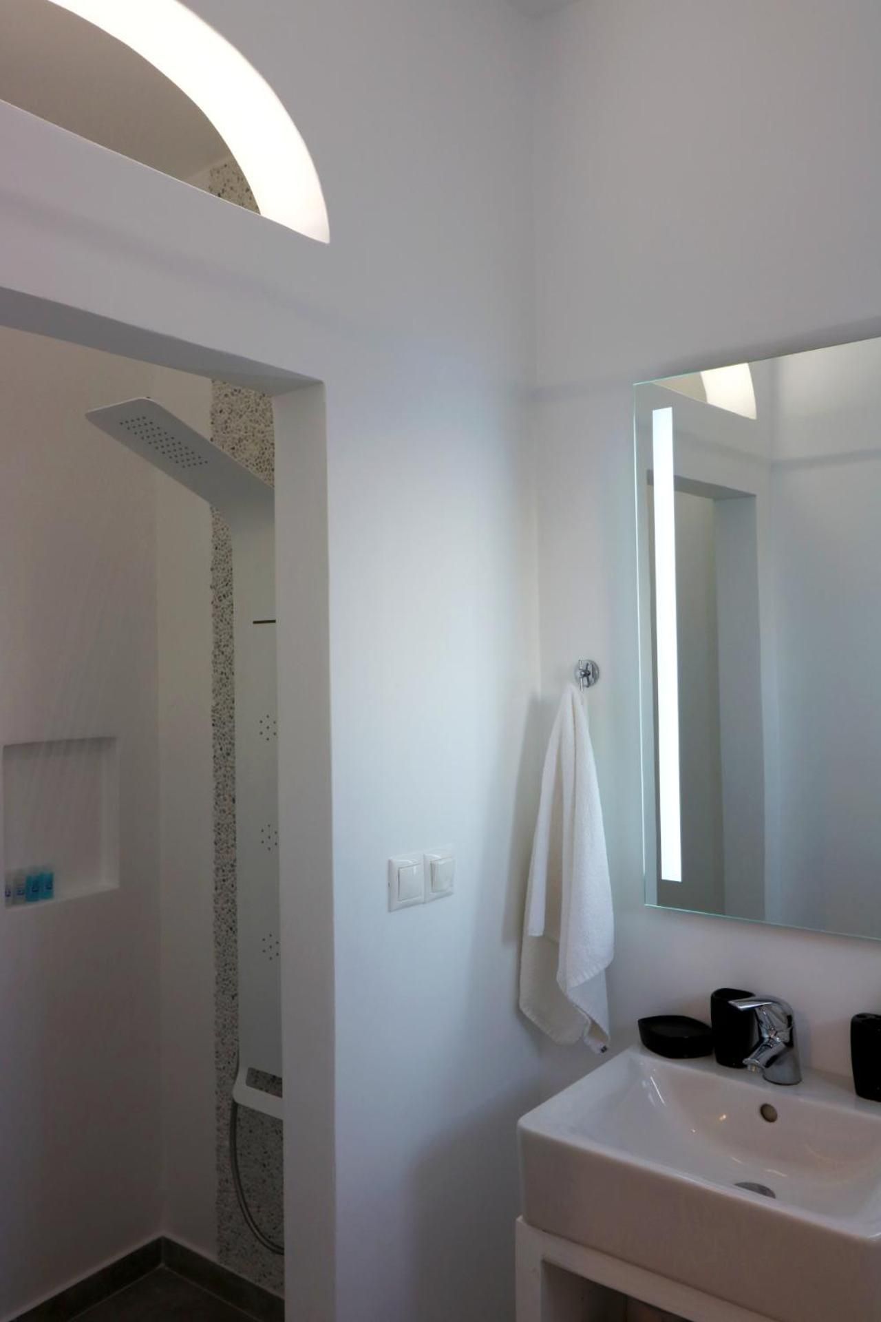 Avra Pahainas Hotel Queen Room with Sea View 3