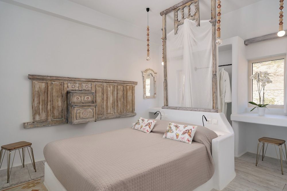Poolfront One Bedroom Suite with Sea View