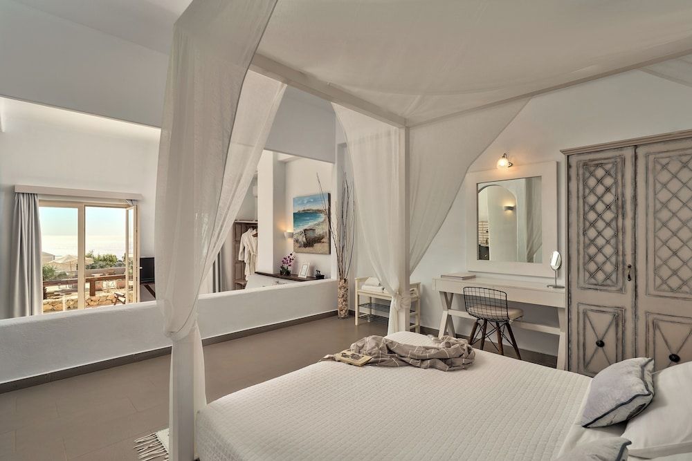 Poolfront Superior Suite with Sea View